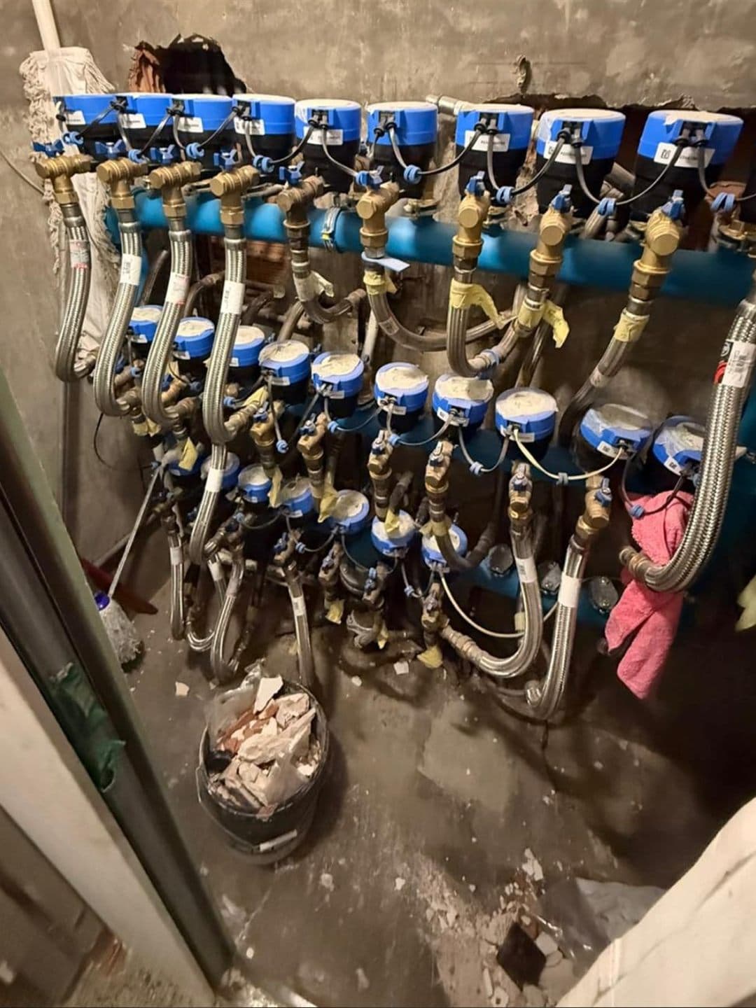 Batería de contadores de agua de la comunidad.