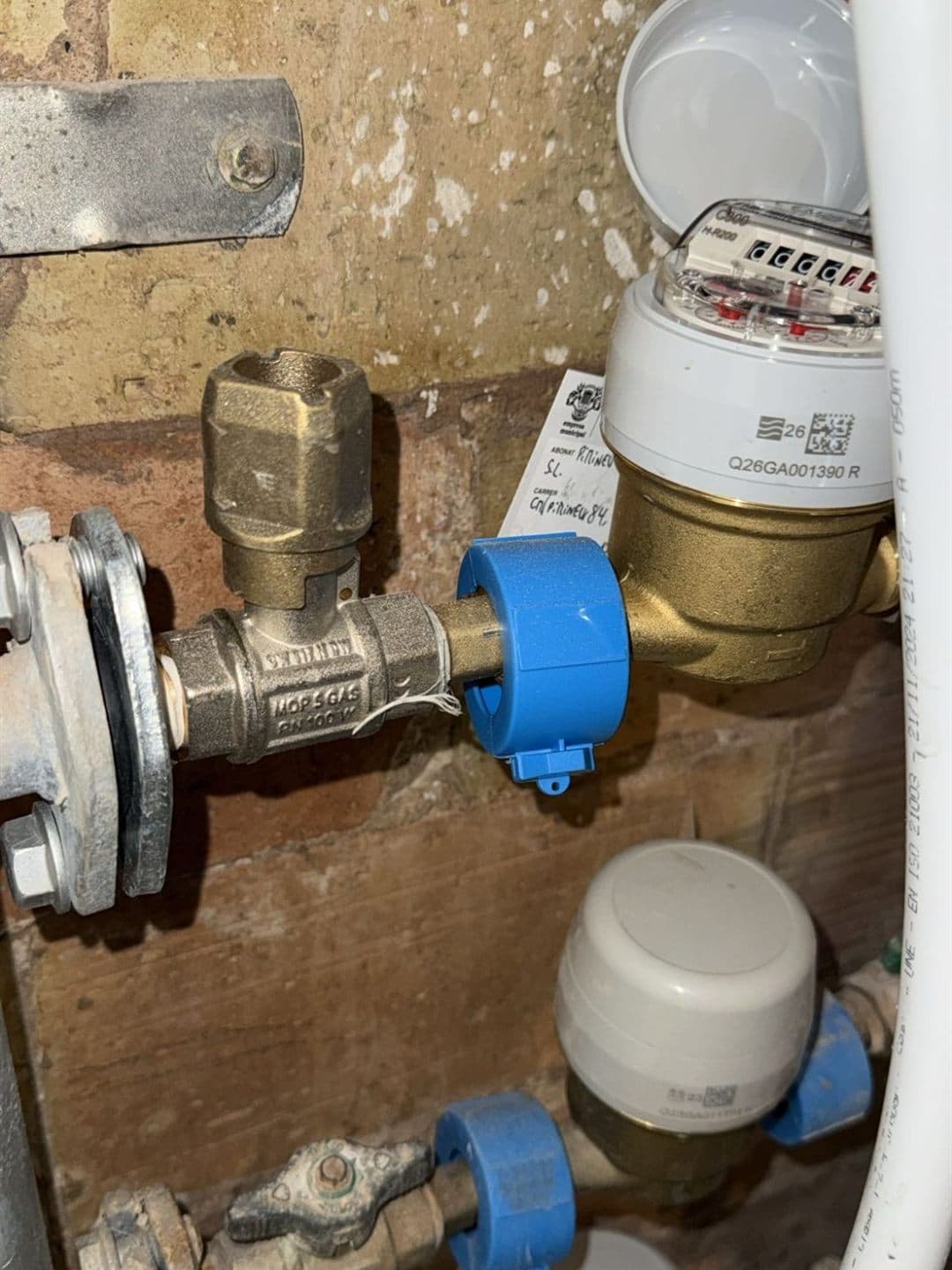 Contador de agua y llave de corte de gas.