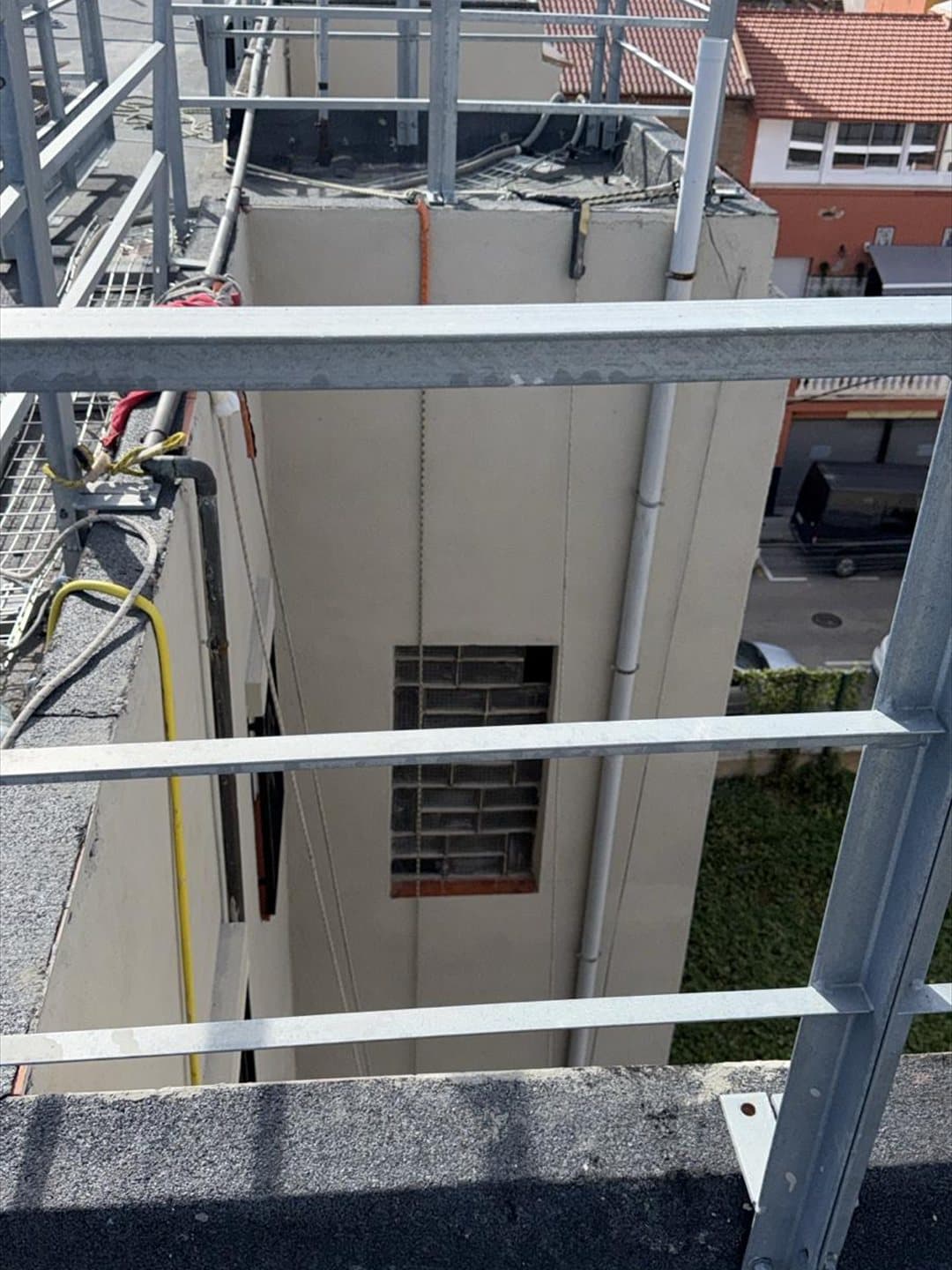 Instalación de barandilla de protección y línea de vida en cubierta para trabajos y mantenimiento seguros en altura.